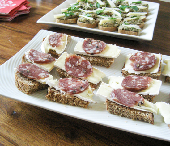 finger-foodsmall1 Brie and salami bruschette/ Μπρουσκ�τες με τυρί μπρι και σαλάμι Λευκάδος