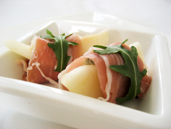 prosciutto1small Pear bites with prosciutto and gorgonzola/ Αχλάδι με προσούτο και gorgonzola