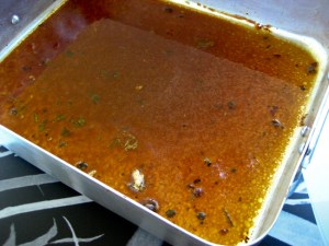 λετσι θα μοιάζει το ταψί όταν θα έχετε ρίξει το κρασί και θα έχετε ξεκολλήσει όλα τα "πατούδια"