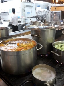 pots-in-kitchen-aldemar