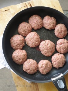 biftekakia-in-the-pan